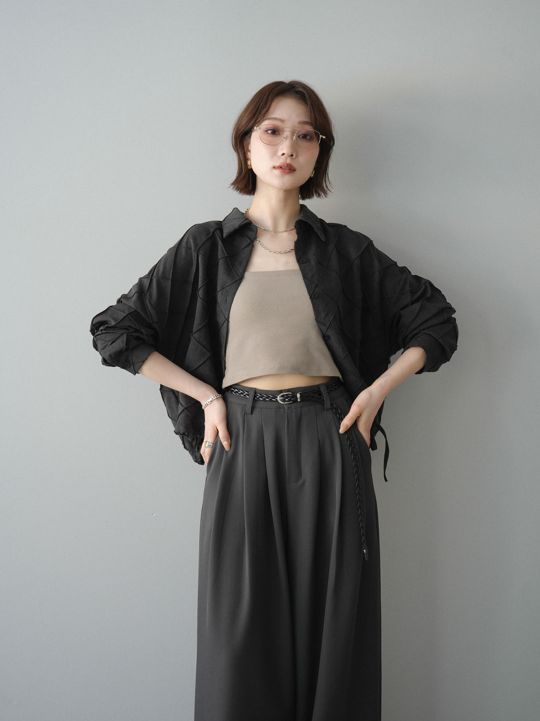 [SET]パイピングクロスデザインブラウス+編み込みベルト付タックワイドパンツ(2set)