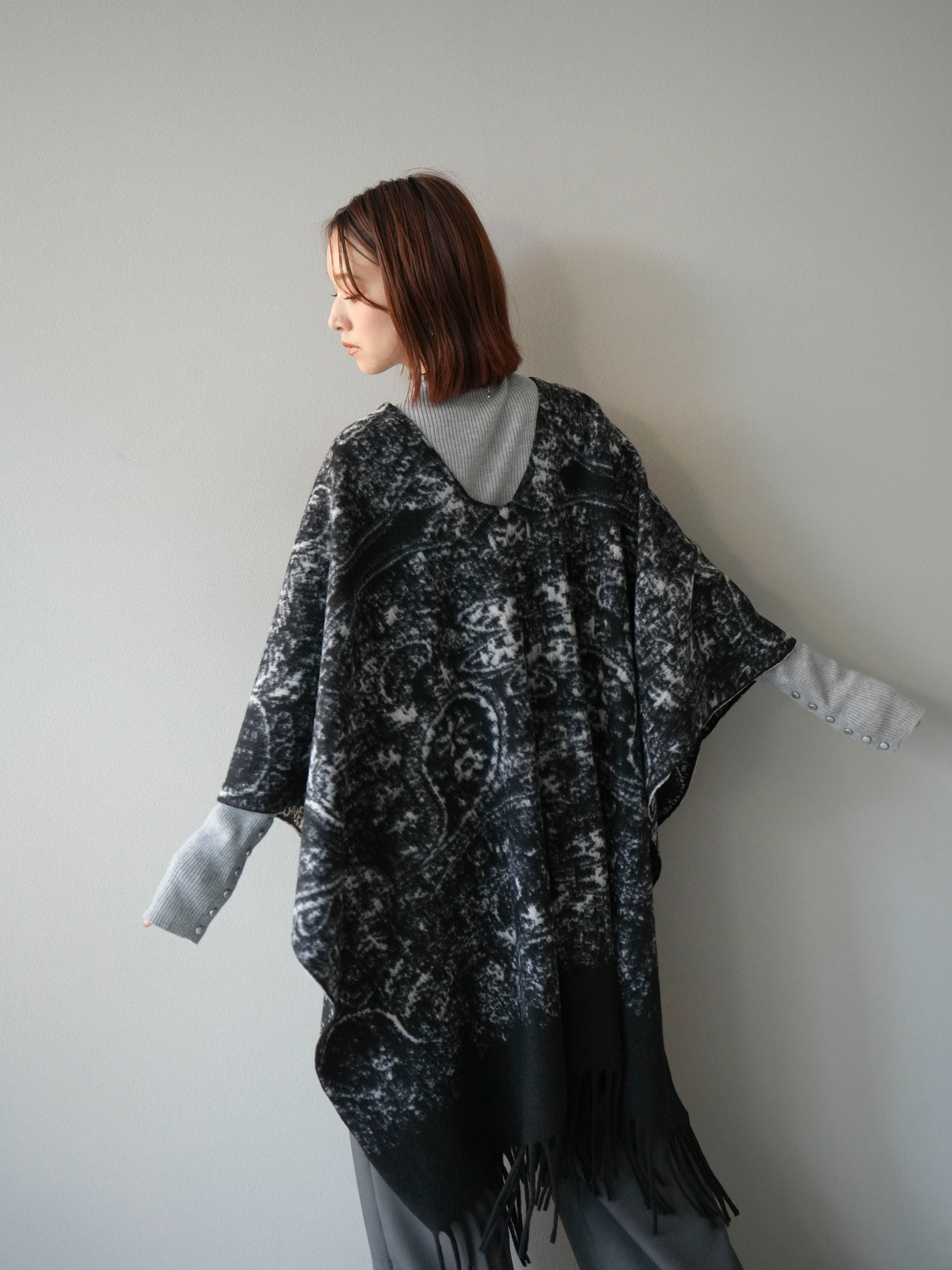予約]アブストラクト柄ストールポンチョ/ブラック – Lumier