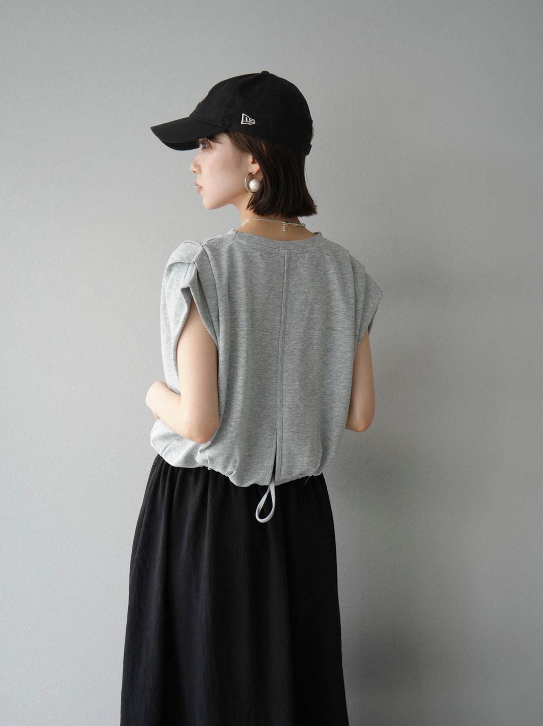 [Pre-order] Tuck shoulder hem drawstring ribbon top/gray