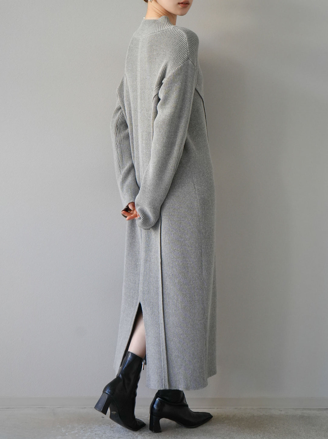 [SET] 不對稱繫帶高領針織連身裙 + 可選飾品套裝 (2套)