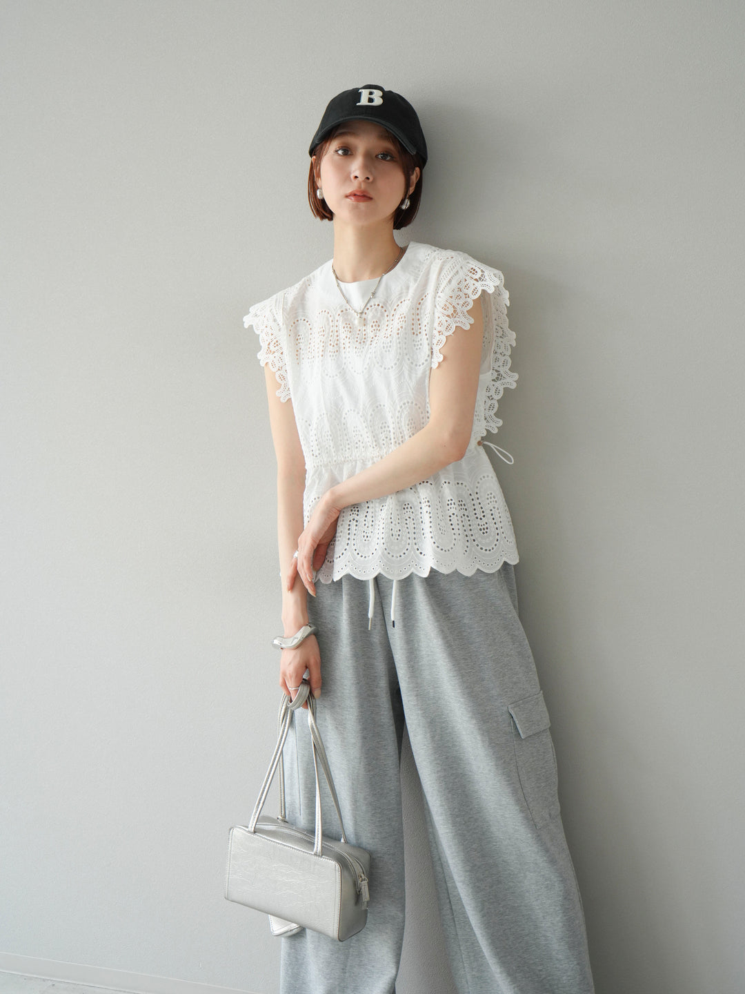 [SET] 扇貝刺繡蕾絲上衣 + 腰線側袋運動褲（2 組）