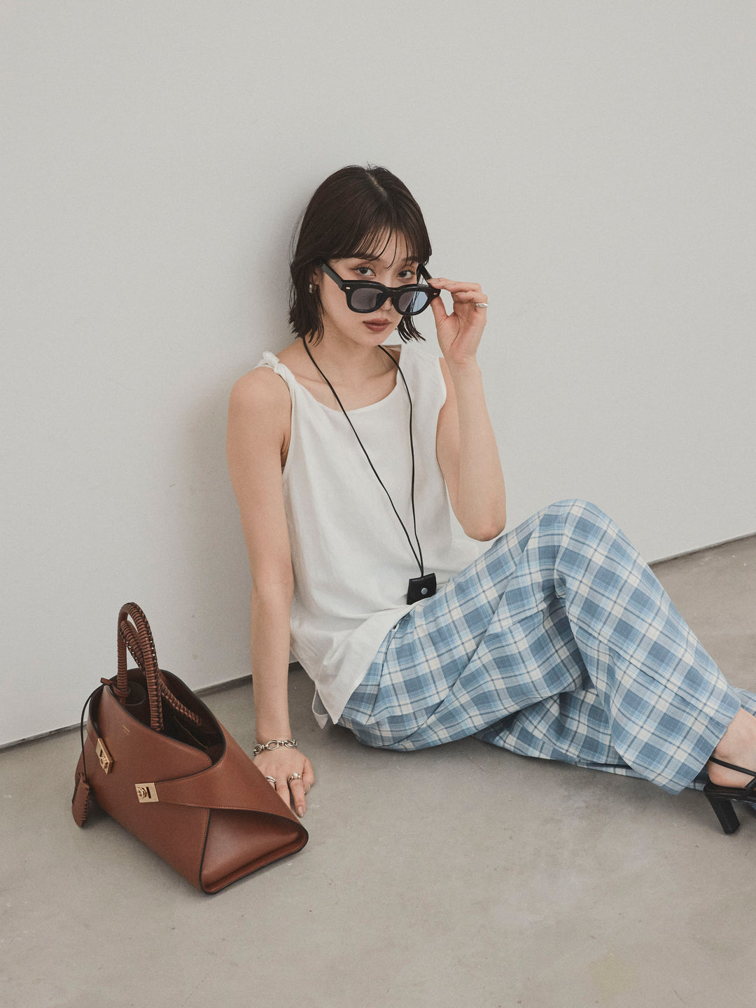 [予約]レザーネックレス付ツイストノースリブラウス/アイボリー