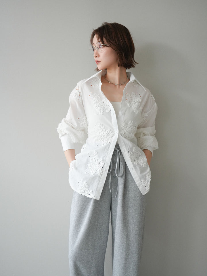 [予約]バックリボンフラワーエンブロイダリーシャツ/white