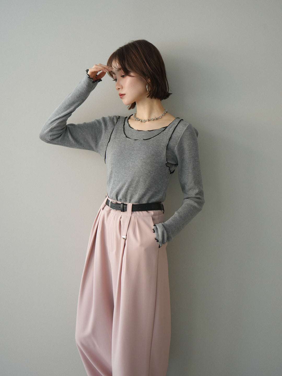 [SET]バイカラーメローアンサンブルシアーニットトップス+ベルト付キーホルダーモチーフワイドパンツ(2set)