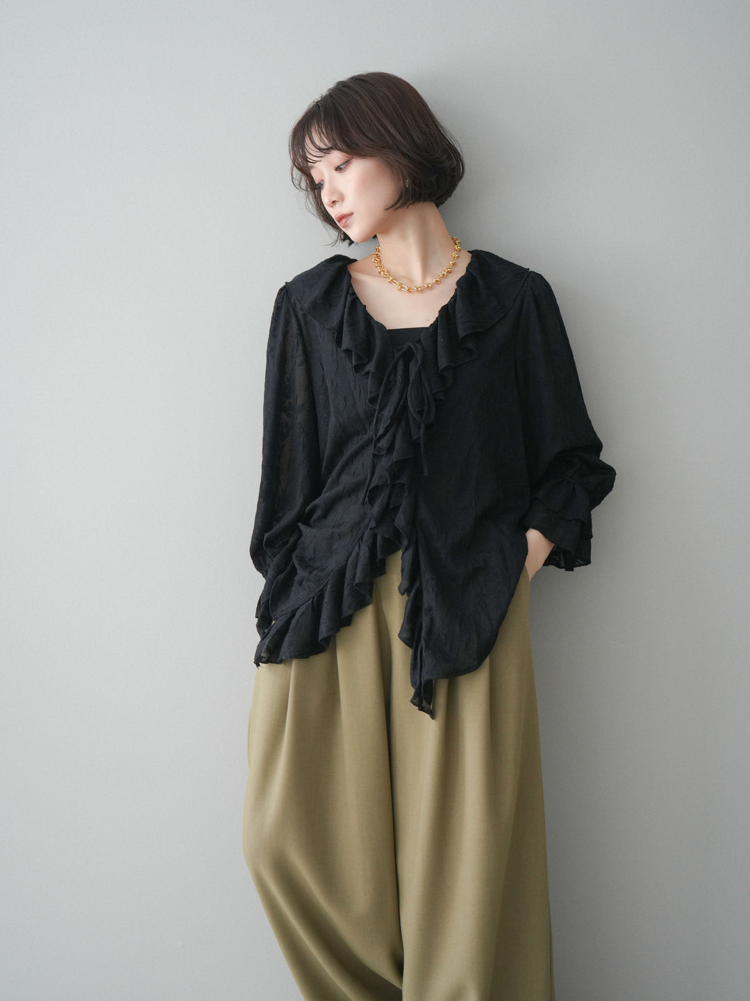 [予約]ラッフルレーススリットブラウス/black