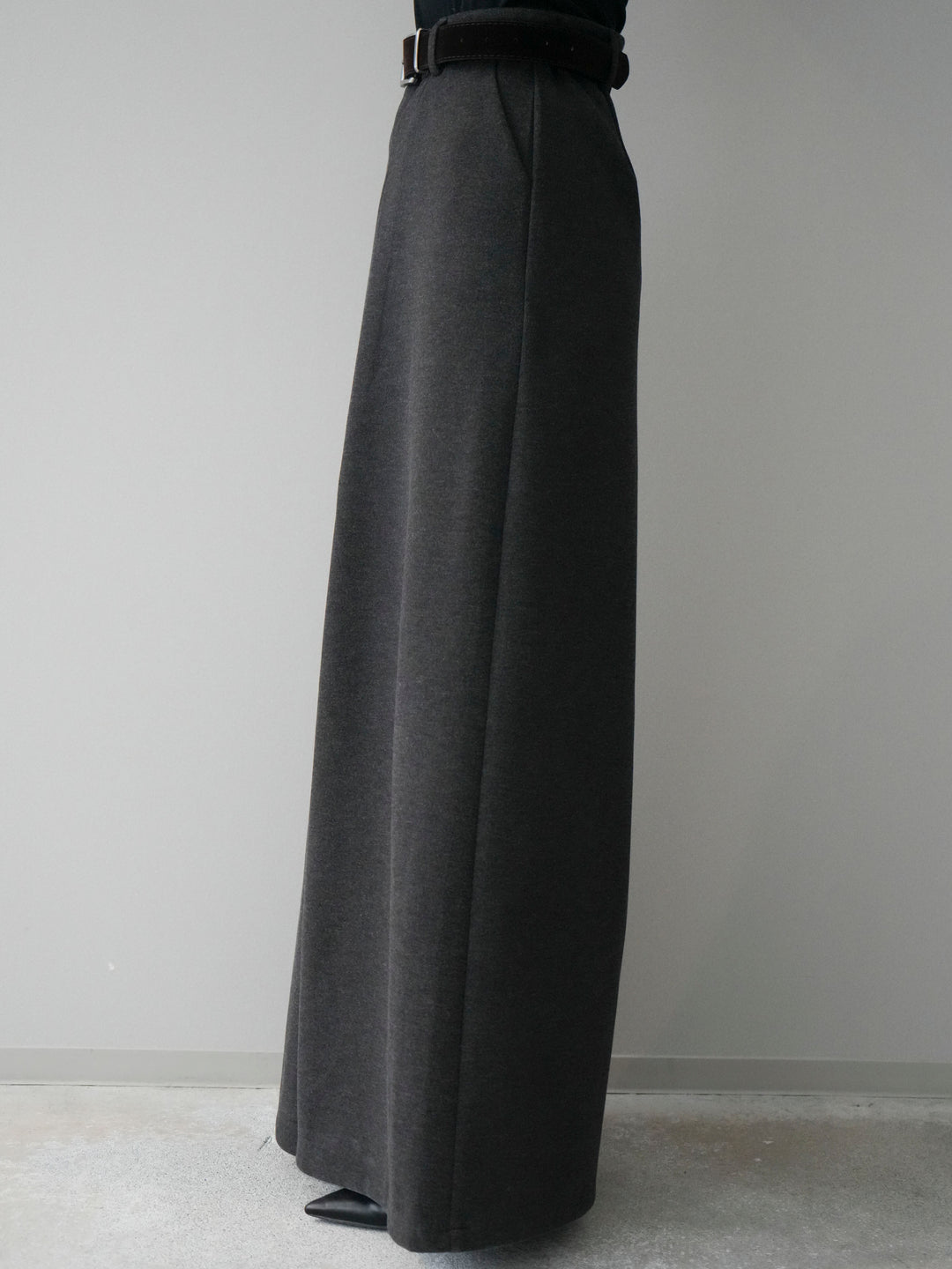 [予約]ベルト付きフロントタックワイドパンツ/charcoal