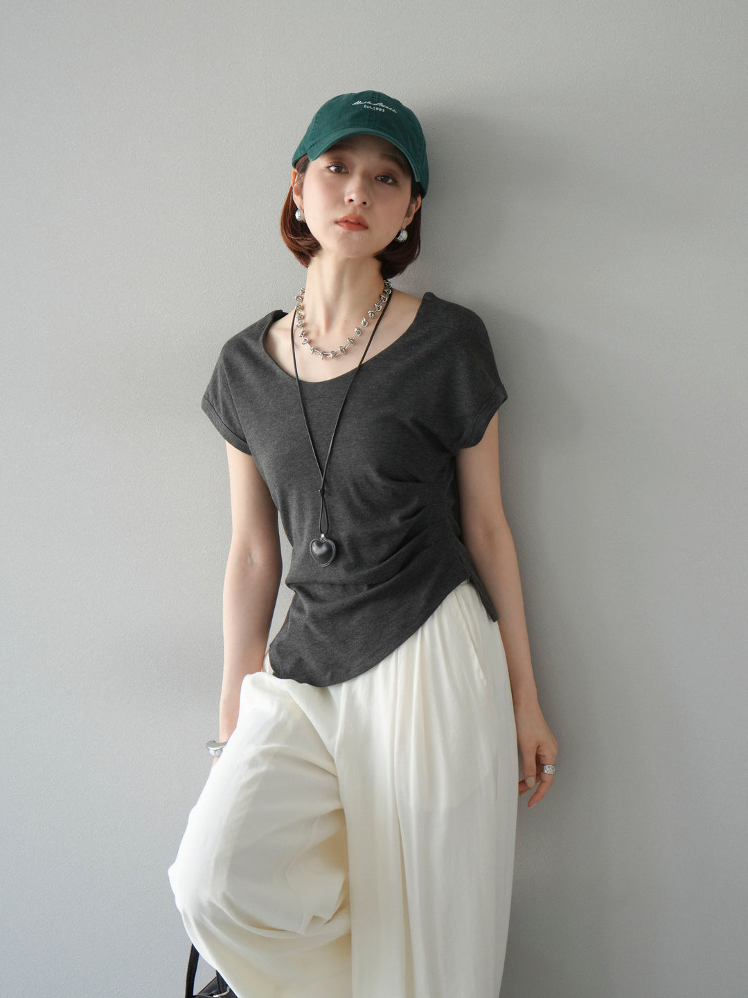 [予約]タックTシャツ＆レザーハートネックレスSET /チャコール