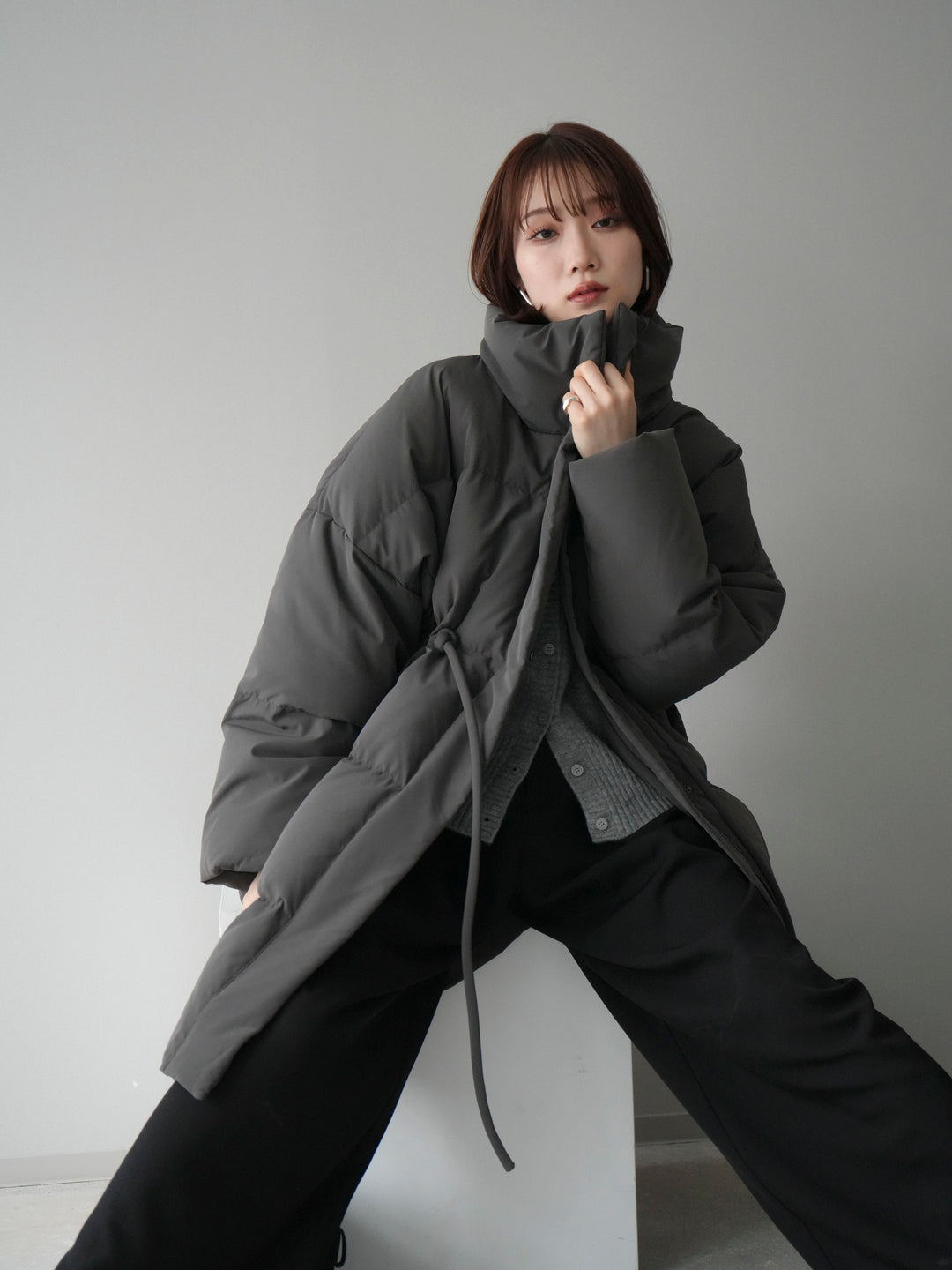 [20%オフ]スタンドカラーウエストベルトミドルダウンコート/gray