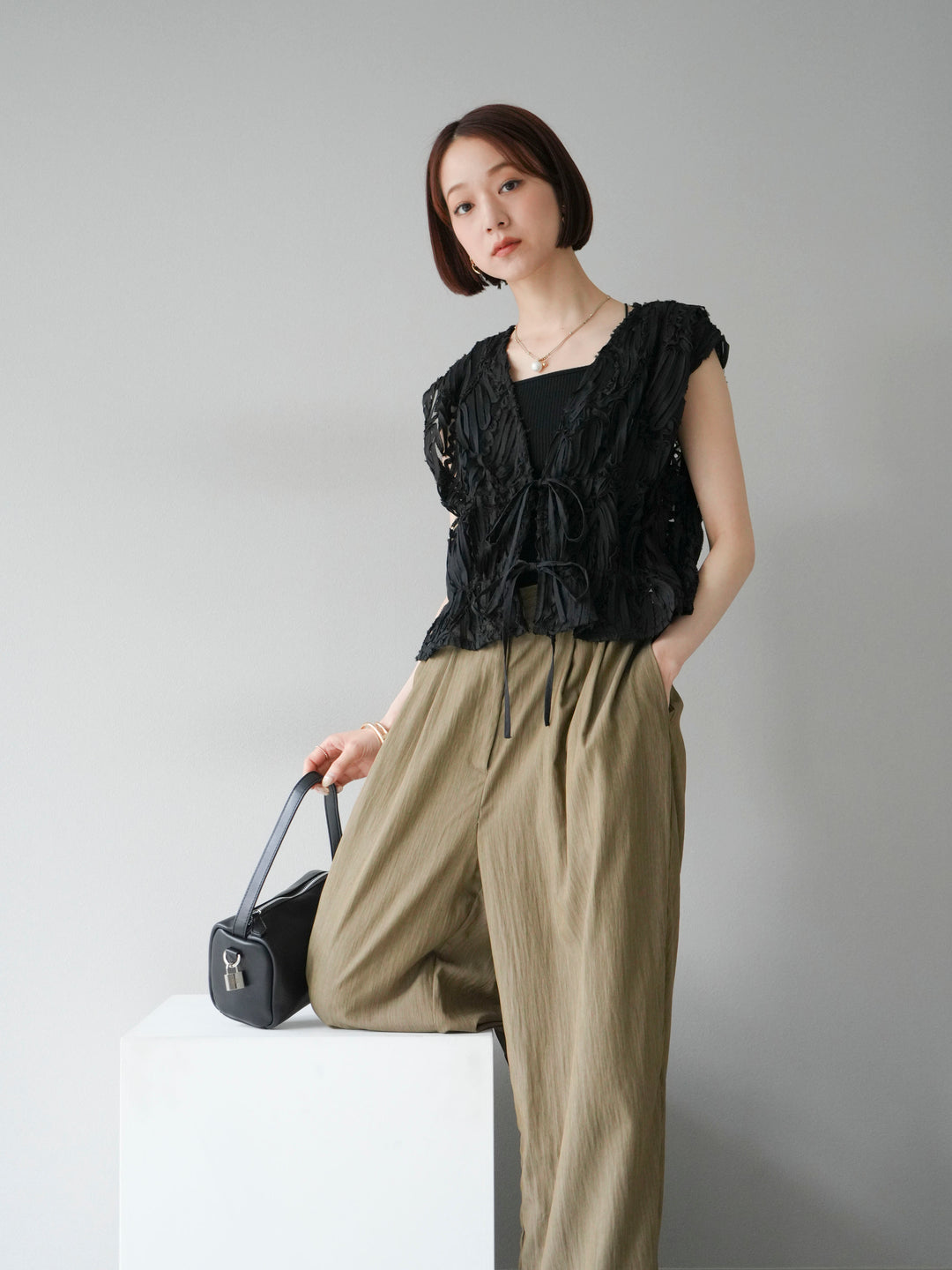 [SET] 提花蕾絲蝴蝶結上衣+麻質下擺迴力寬褲（2件套）