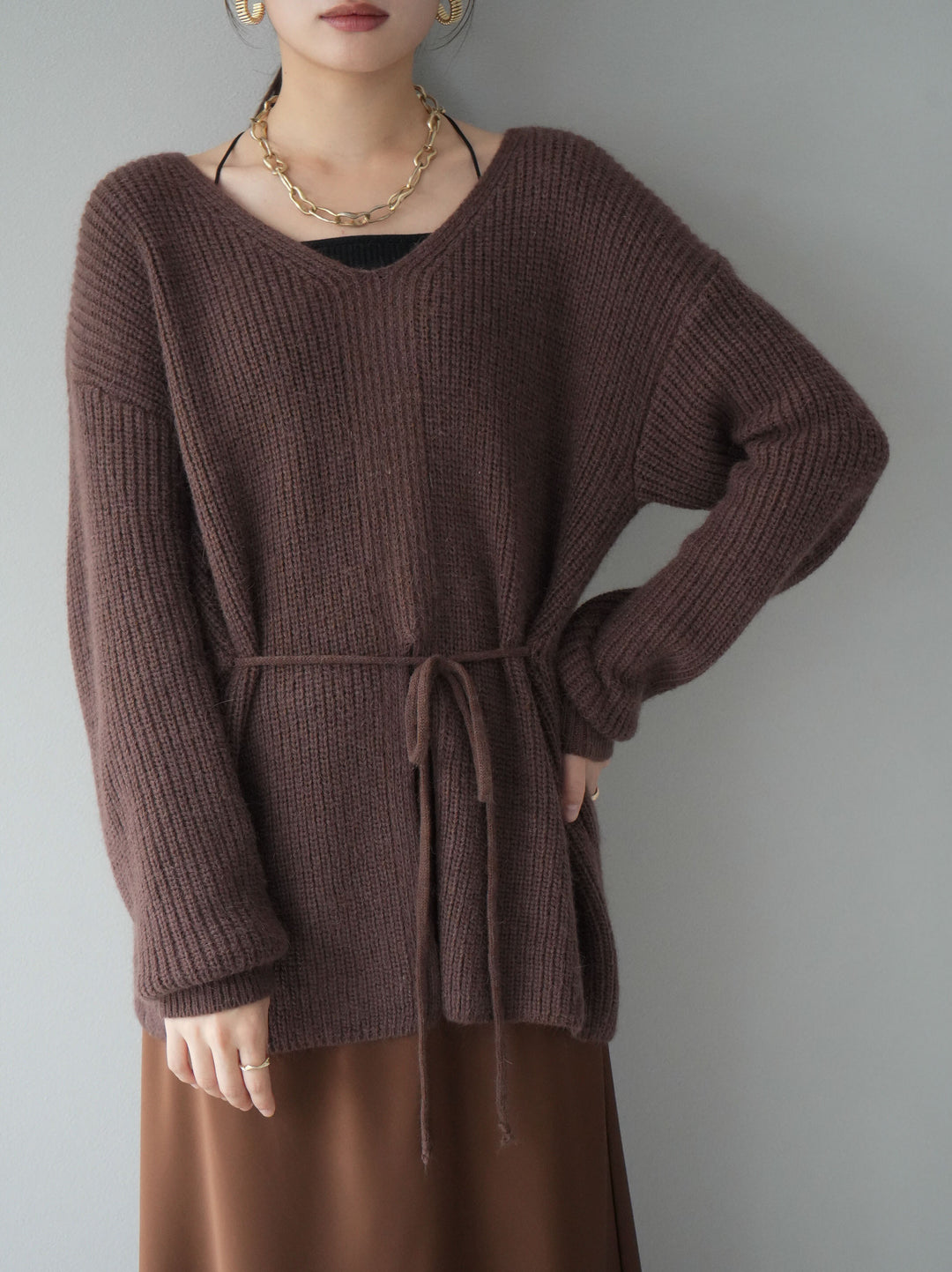 [予約]フロントスリットVネックニットプルオーバー/ブラウン