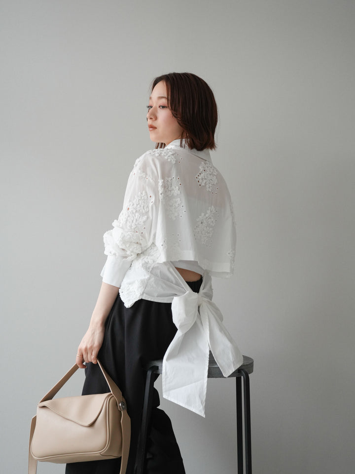 [予約]バックリボンフラワーエンブロイダリーシャツ/white