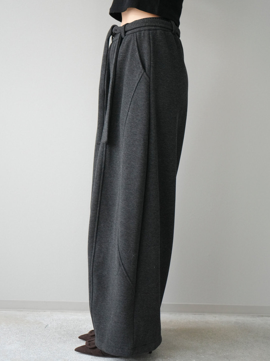 [予約]ウエストベルトカーブラインスエットパンツ/black