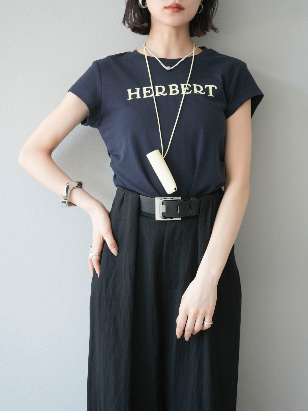 [予約]刺繍ロゴTシャツ＆レザーポーチネックレスSET /ネイビー