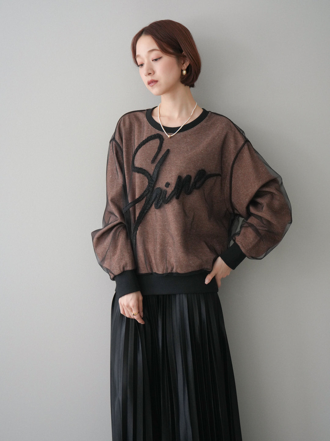 [SET]チュールレイヤードロゴスエットプルオーバー+サテンプリーツマキシスカート(2set)