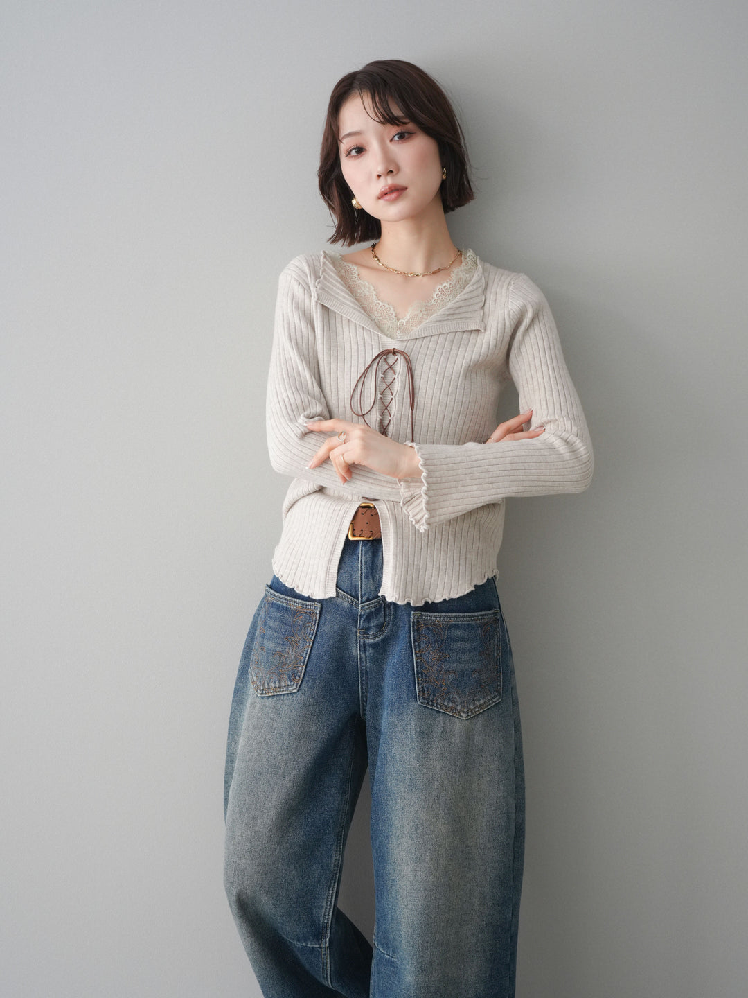 [予約]レースネックレースアップリブニットトップス/greige
