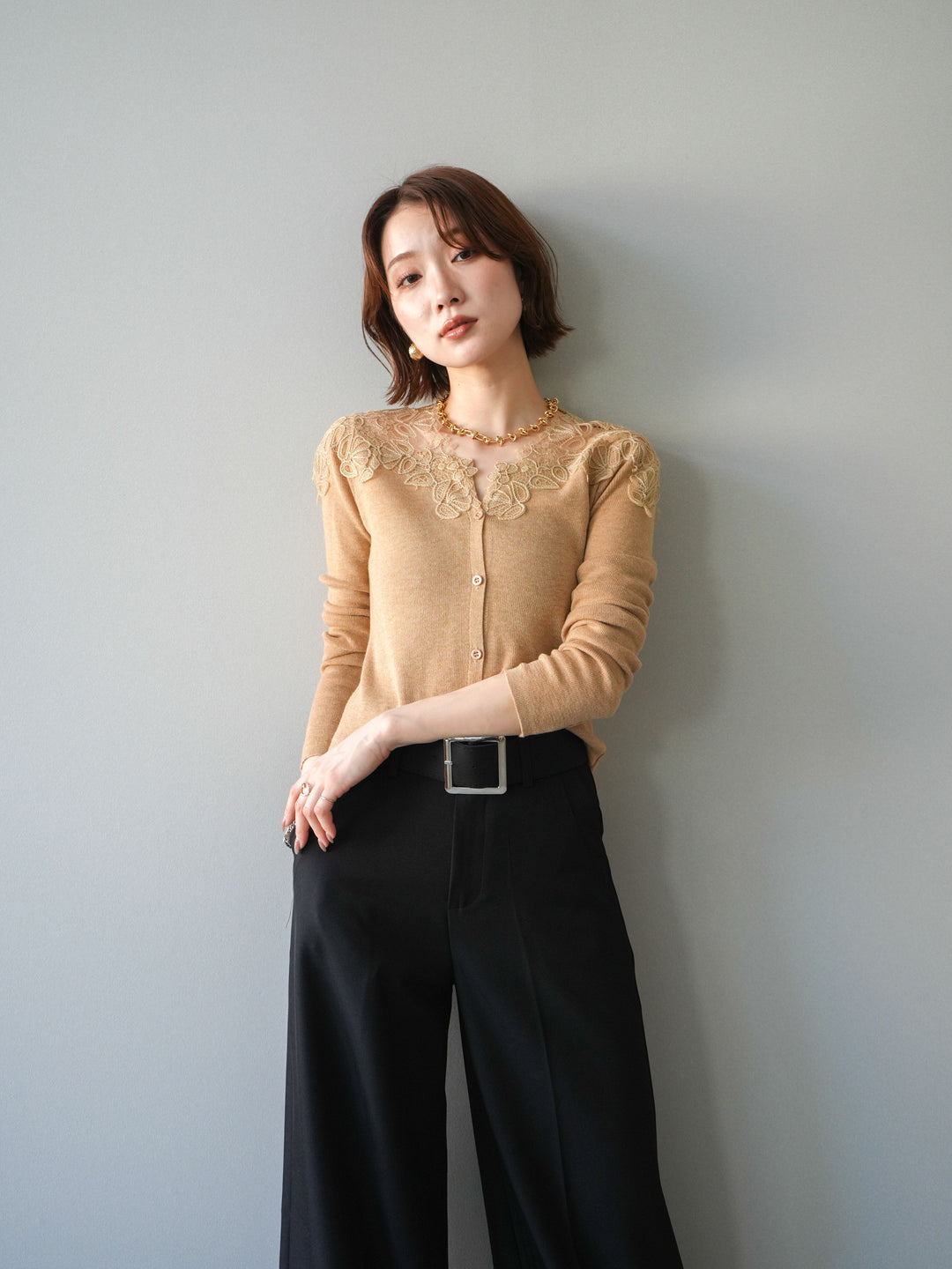 【套裝】肩部蕾絲針織開襟衫+銀色搭扣垂褶闊腿褲（兩件套）