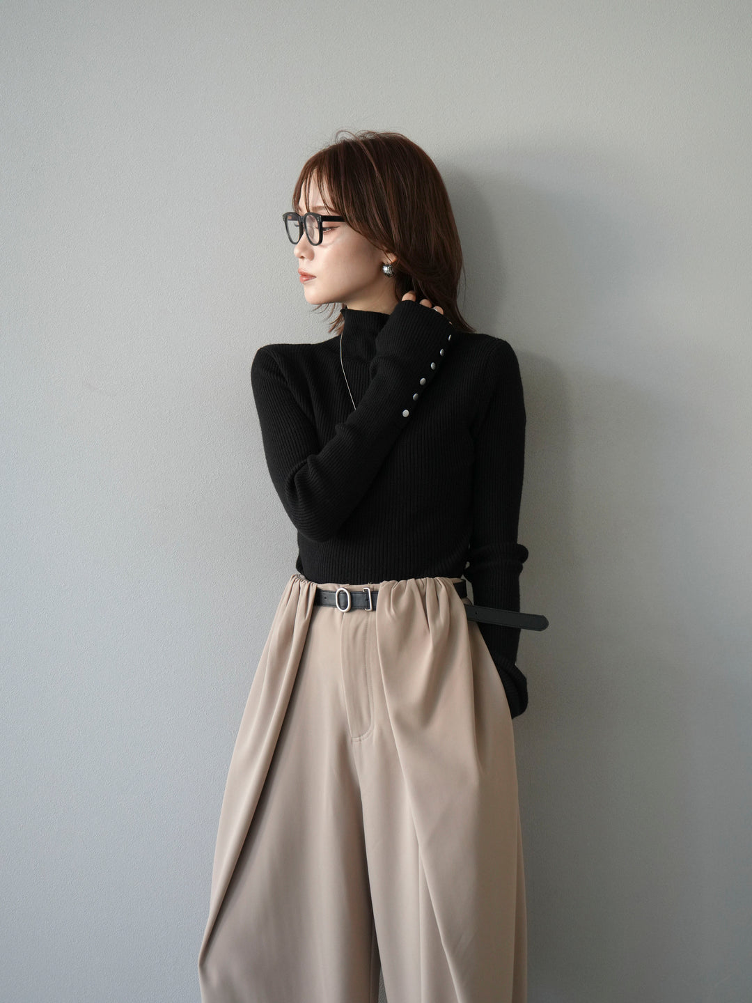 [予約]袖ボタンボトルネックリブニットトップス/ブラック