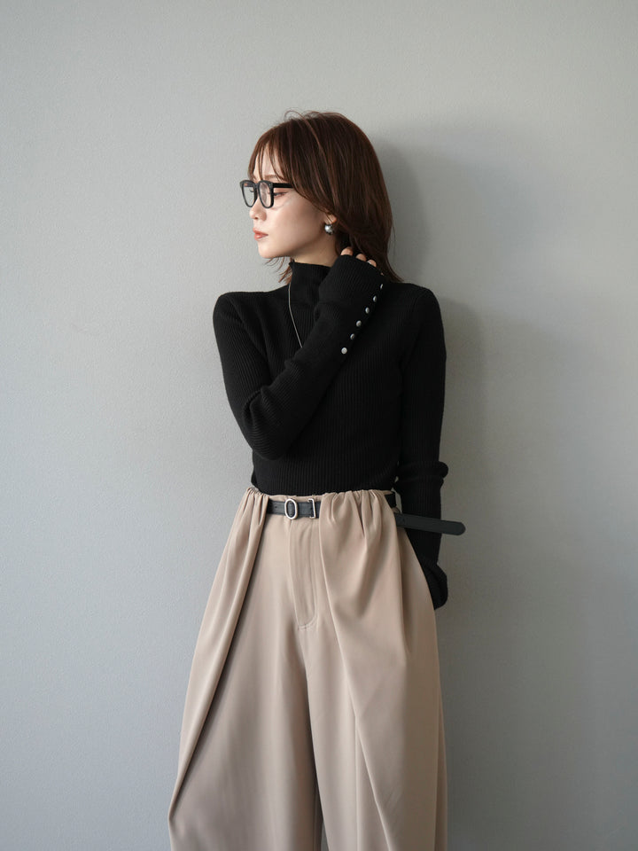 [予約]袖ボタンボトルネックリブニットトップス/ブラック