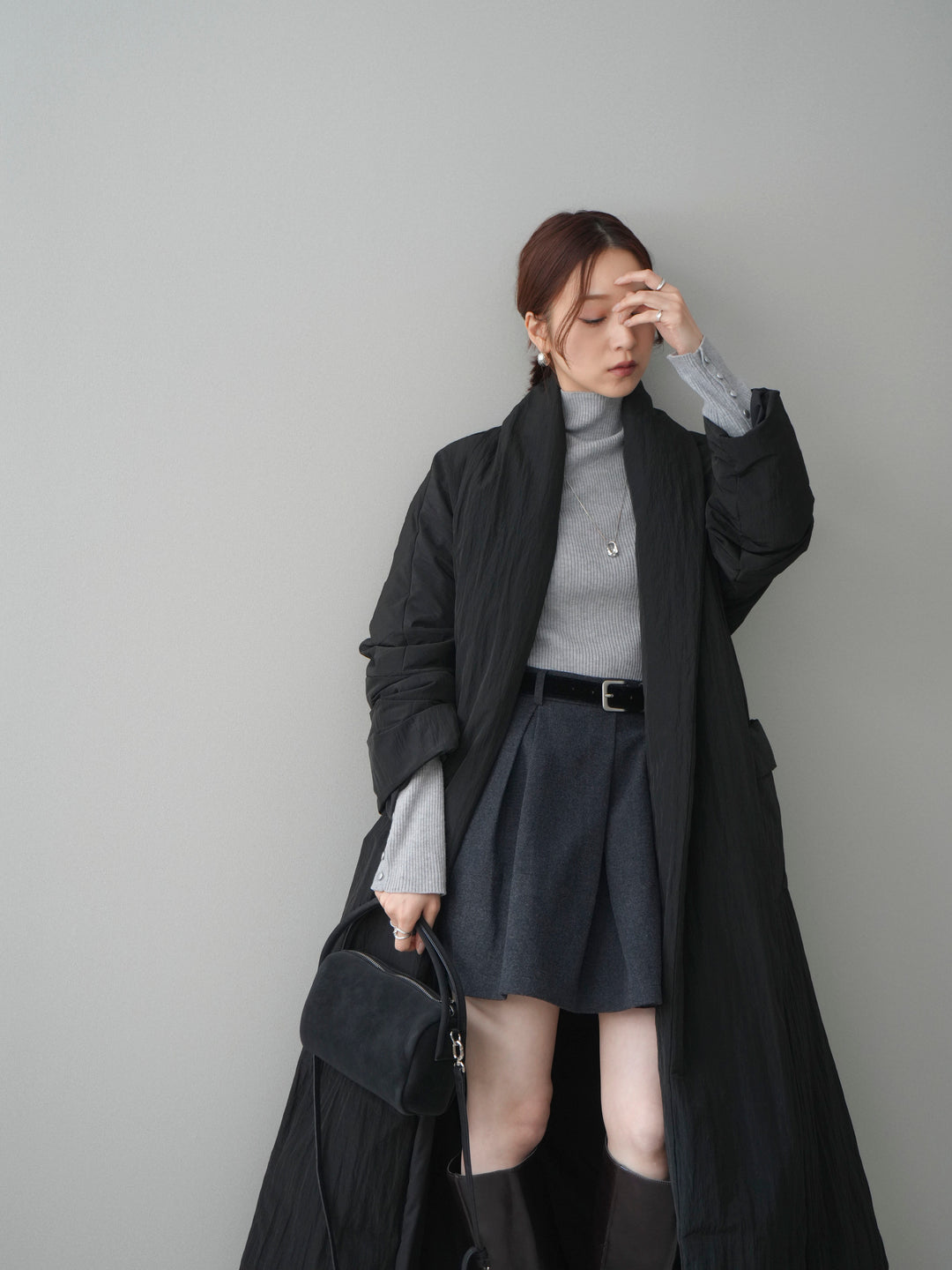 [SET]ロングダウンコート+袖ボタンボトルネックリブニットトップス+ベルト付きタックミニスカート(3set)