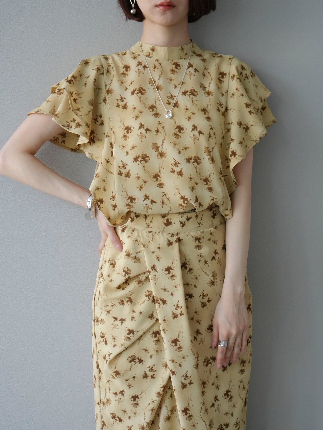 [予約]フラワーモチーフラッフルスリーブブラウス/ベージュ