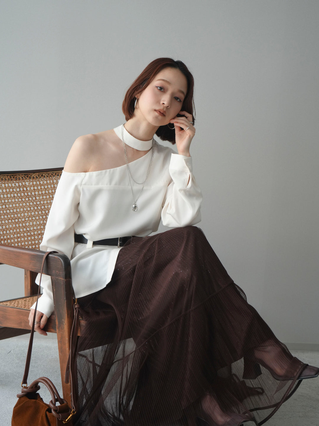 [SET]ベルト付ワンショルダースリットブラウス+ラメプリーツレイヤードチュールロングスカート(2set)