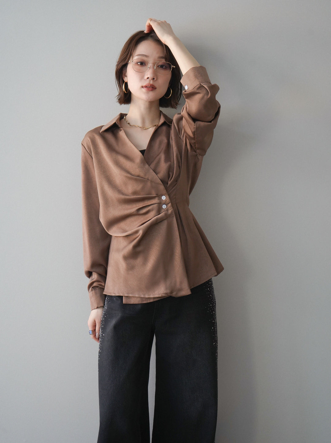 [予約]サイドギャザーアシンメトリーデザインサテンブラウス/brown