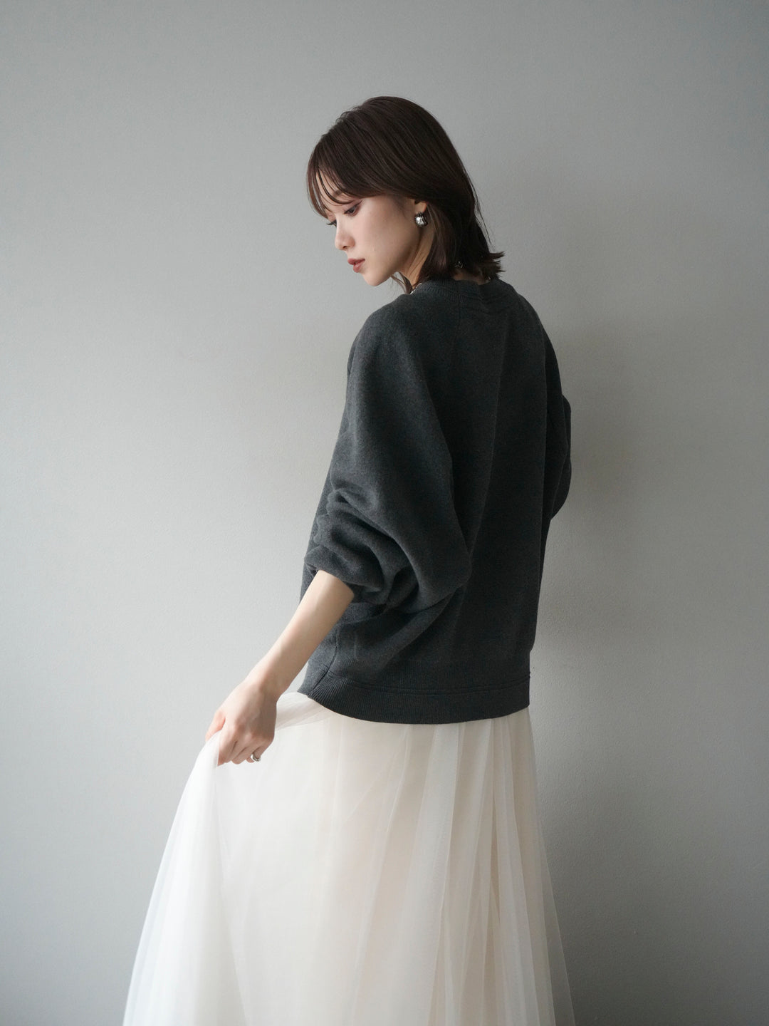 [予約]スウェットライクビーズロゴ刺繍ニットプルオーバー/charcoal