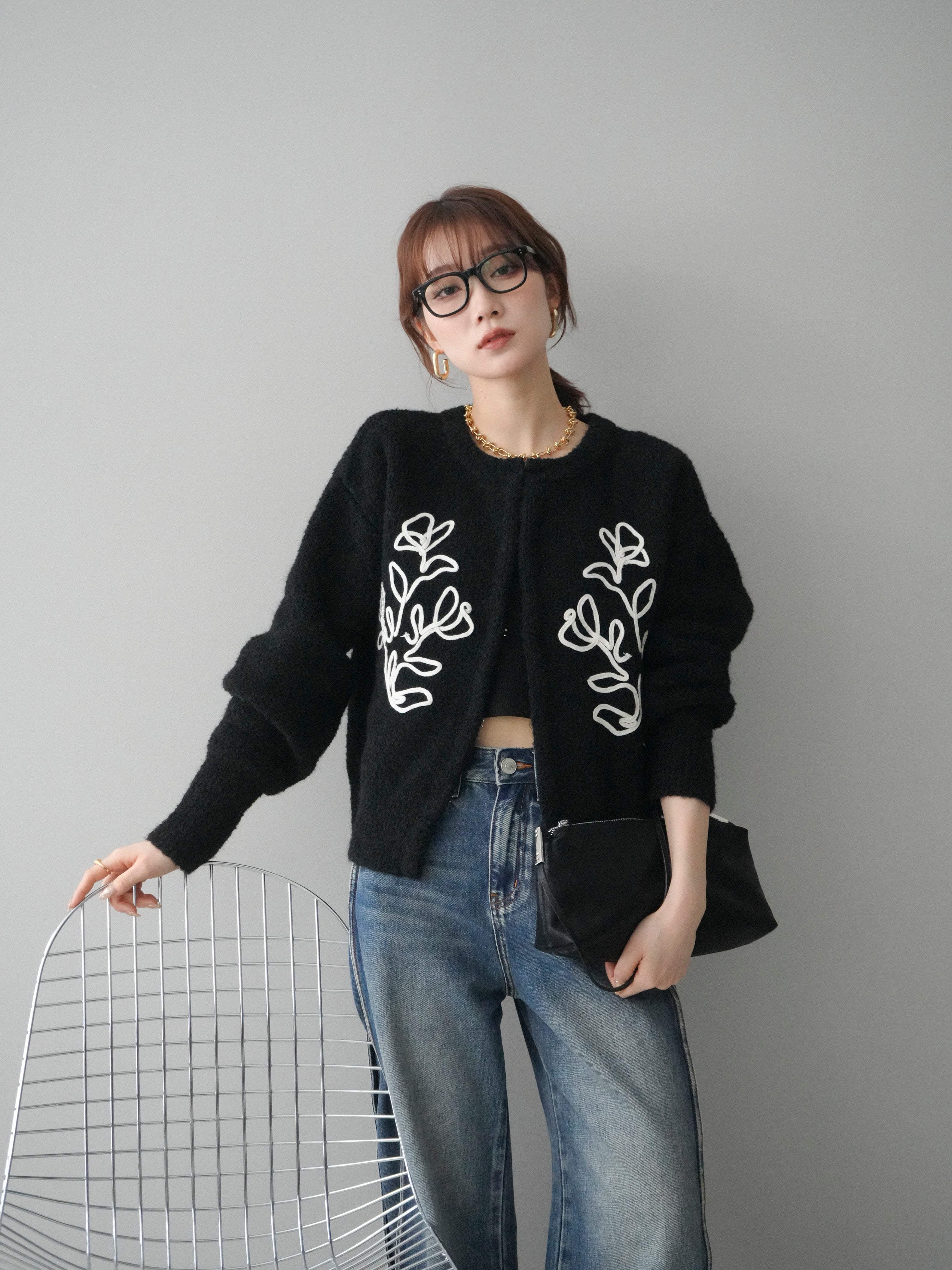 予約]テープ刺繍ホック開きブークレニットカーディガン/black – Lumier