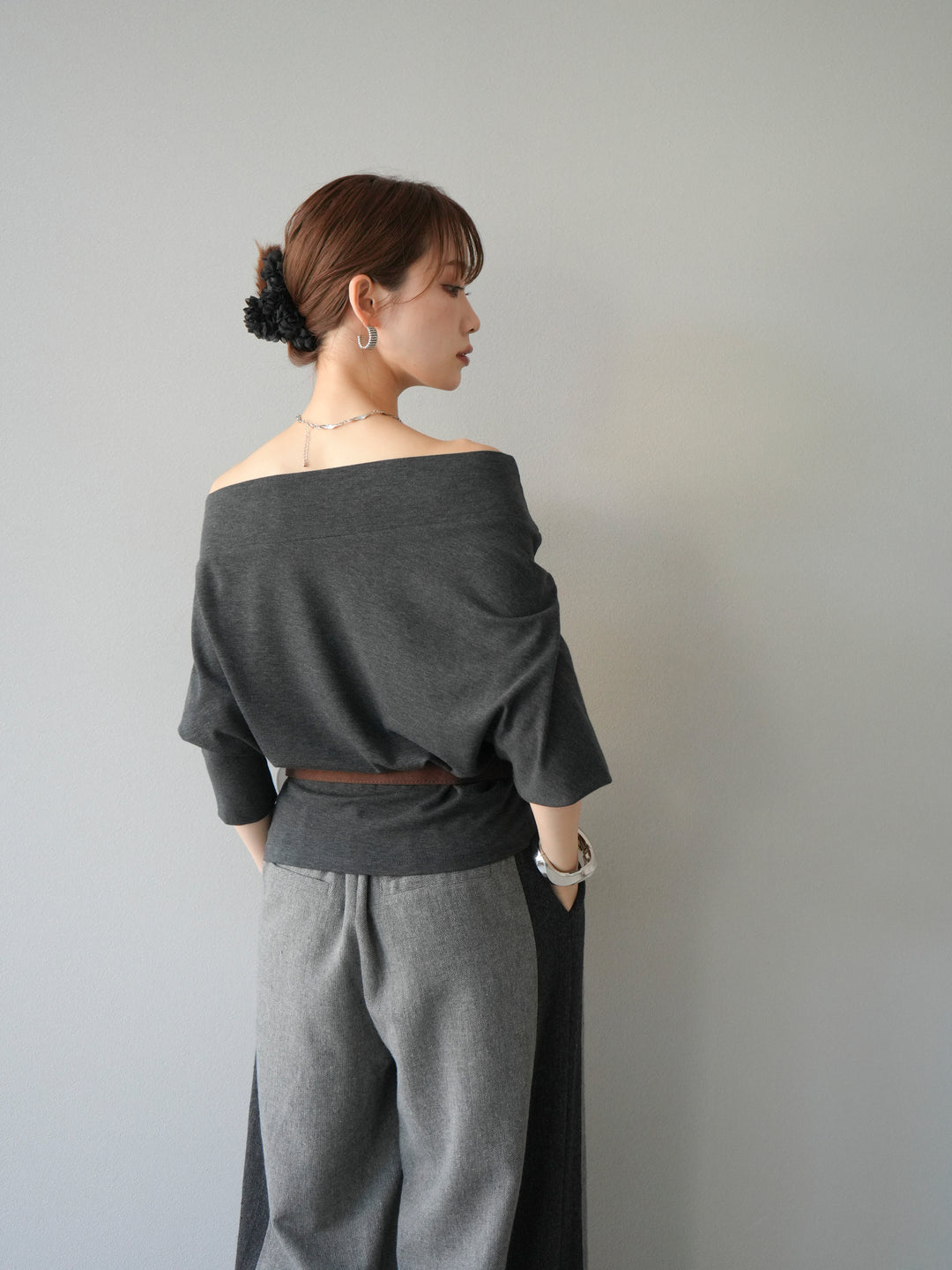 [予約]ベルト付オフショルカットソー/チャコール