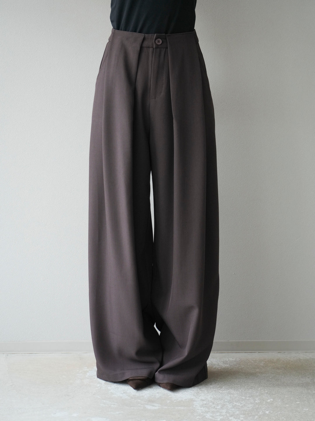 【預購】皮帶環設計寬褲/棕色