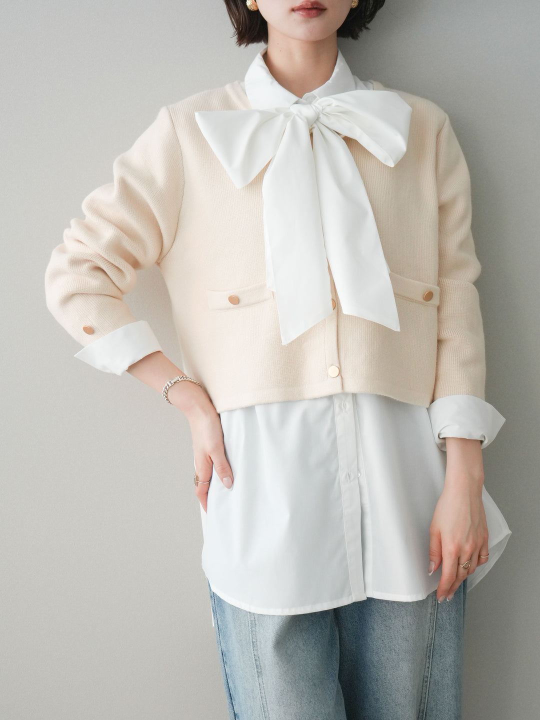 [SET]ゴールドボタンノーカラーニットジャケット+ボウタイ付オーバーシャツ(2set)