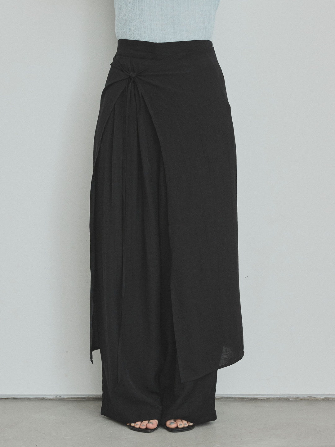 [予約]ワッシャーサテンレイヤードスカートパンツ/ブラック