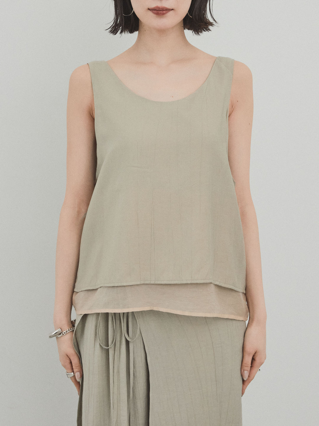 [預購] Washer Satin 薄紗多層背心/卡其米色