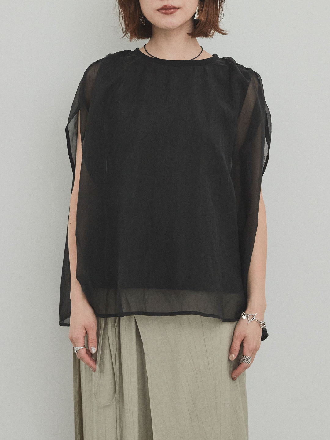 [預訂] 緊湊光滑透視多層上衣/黑色