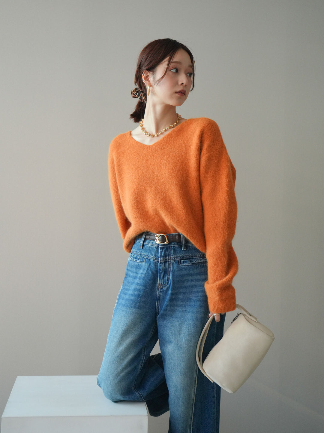 [SET]シュシュ付きアンゴラタッチVネックニットプルオーバー+サイドフリンジワイドデニムパンツ(2set)