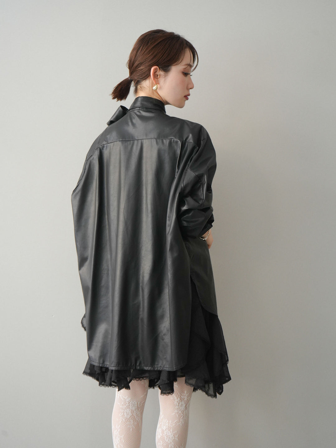 [予約]フェイクレザーボウタイブラウス/black