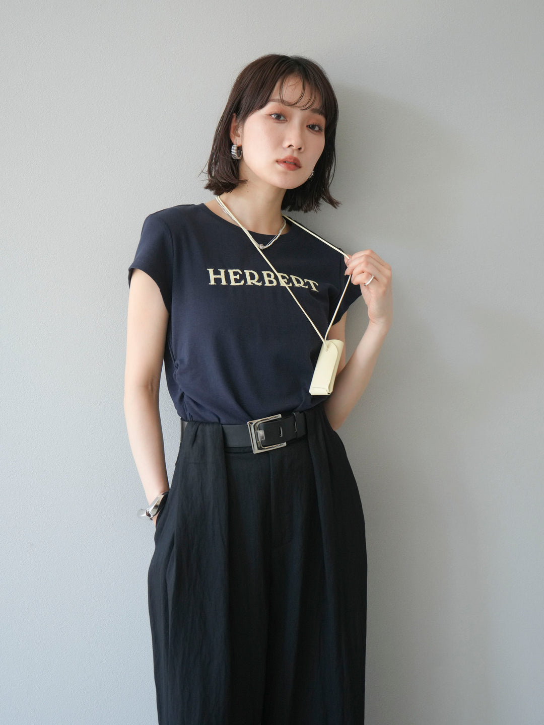 [予約]刺繍ロゴTシャツ＆レザーポーチネックレスSET /ネイビー