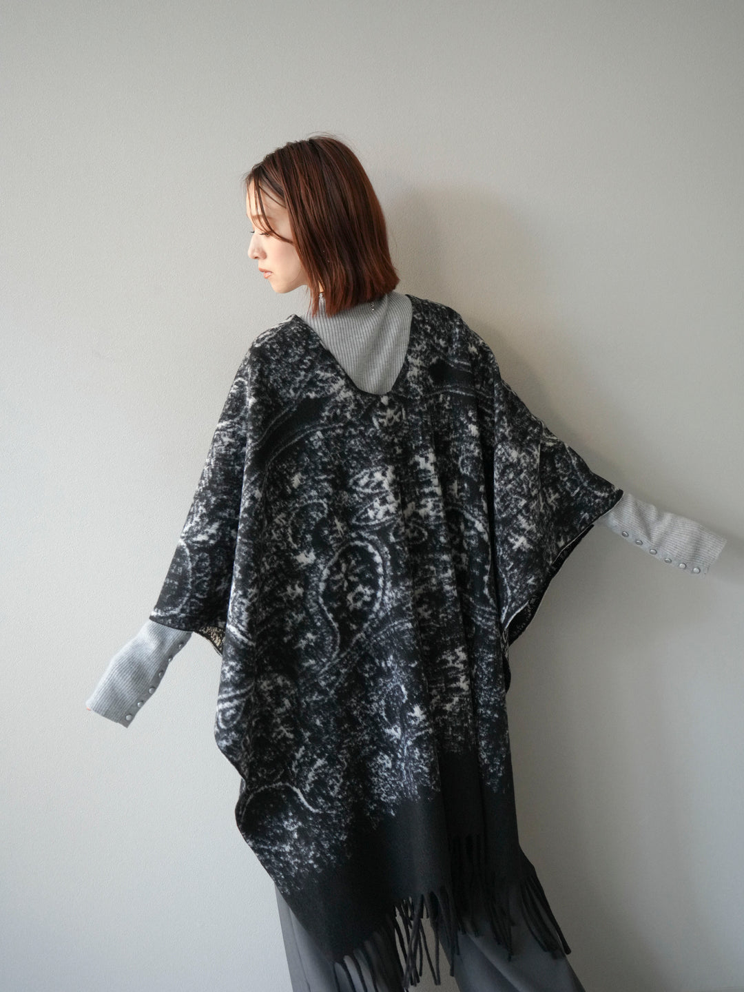 [予約]アブストラクト柄ストールポンチョ/ブラック
