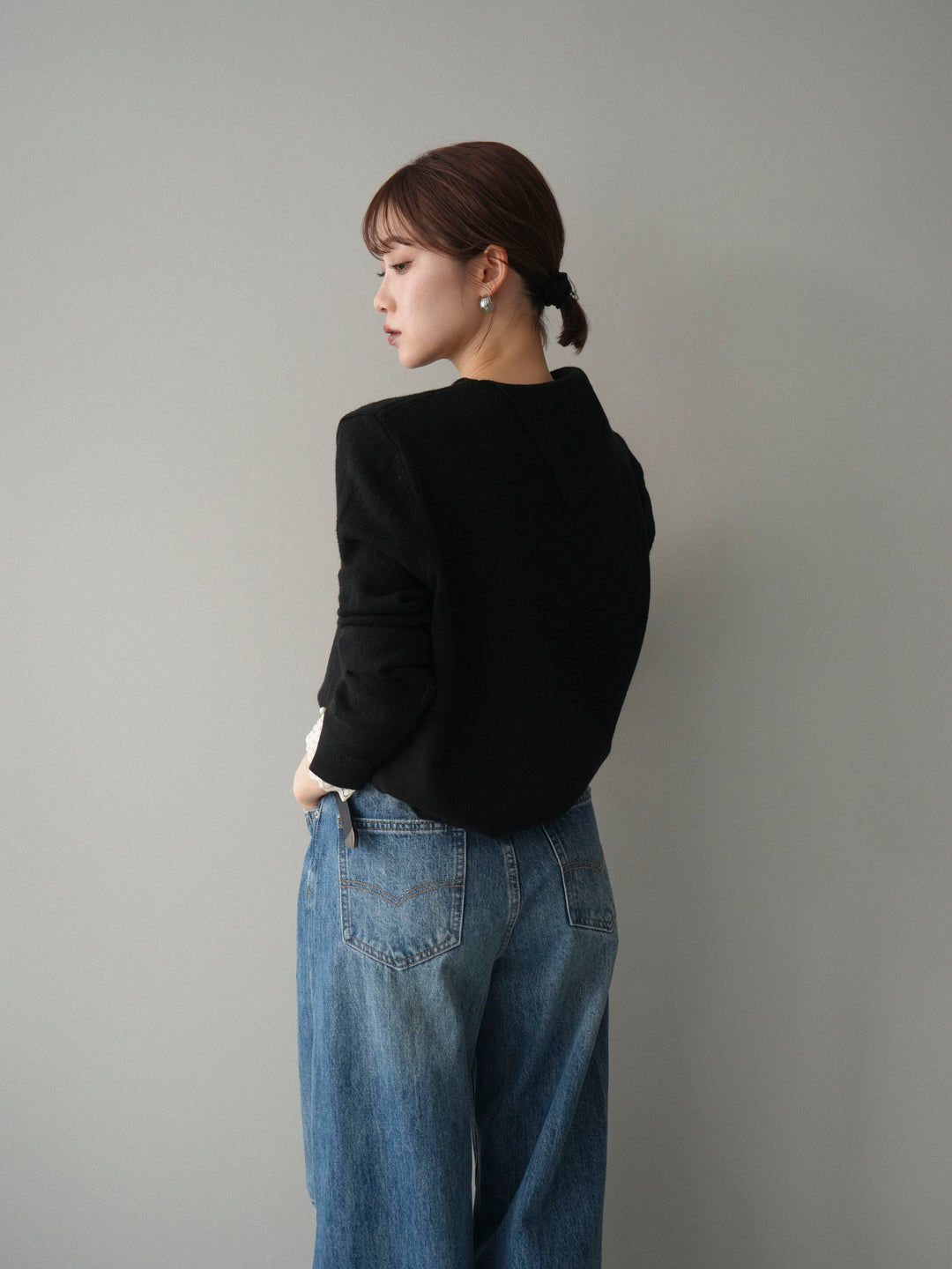 【預購】袖口蕾絲珍珠裝飾撞色針織上衣 / 黑色