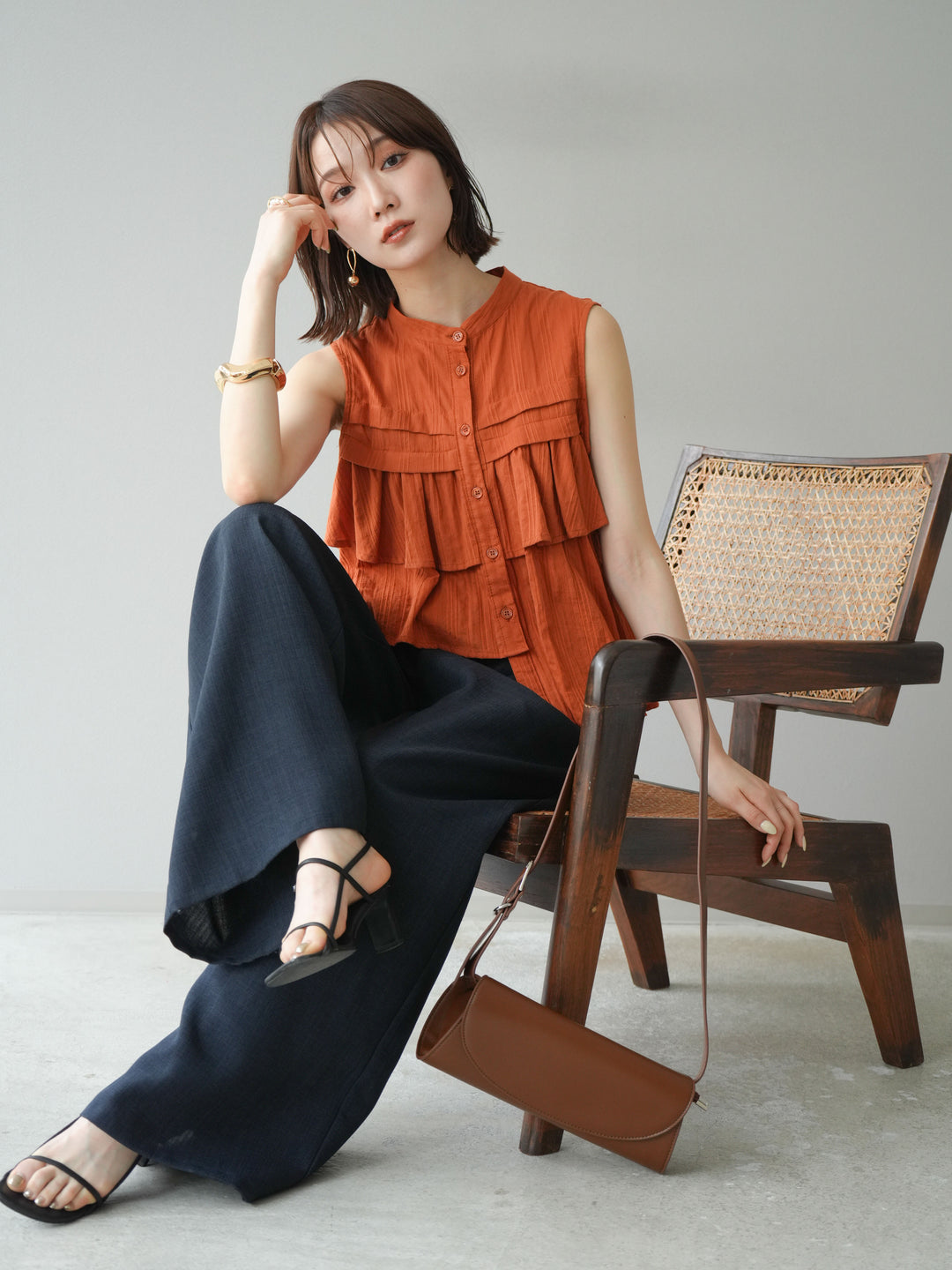 [予約]ドビーストライプアシンメトリーフリルノースリブラウス/テラコッタ