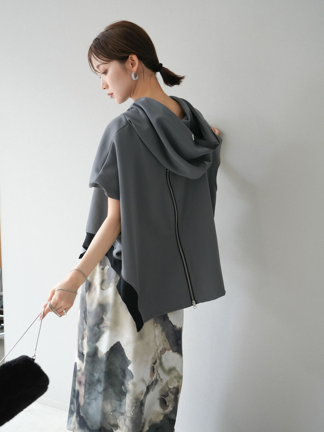 [予約]アシンメトリードルマンバックZIPフーディー/チャコール