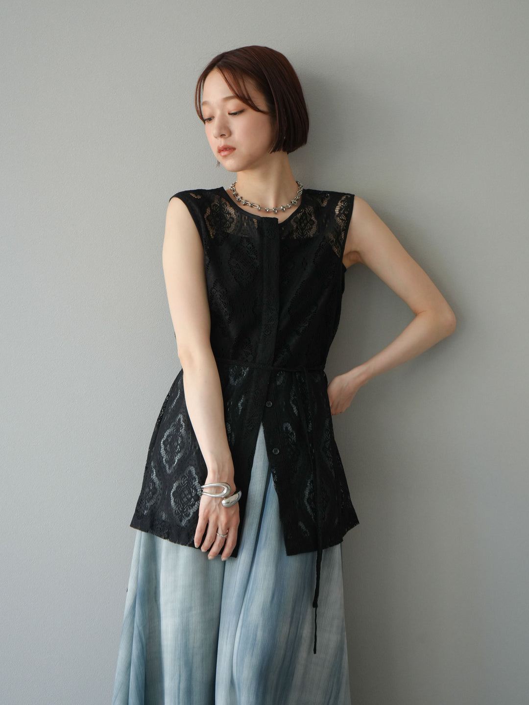 [SET] 緞面滾邊蕾絲無袖上衣 + nuance 透視喇叭裙 (2 套)