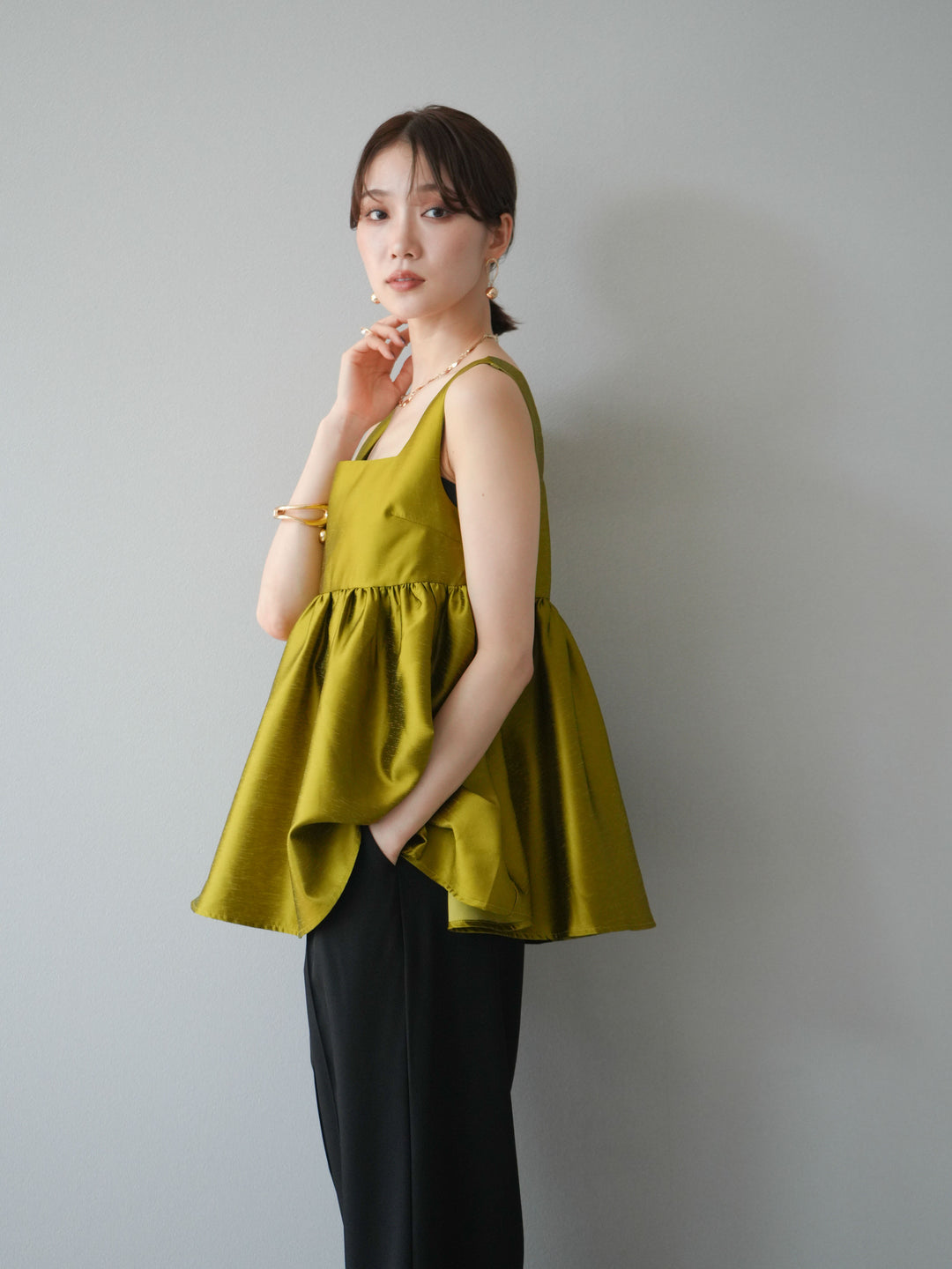 [予約]サテンフレアノースリーブトップス/グリーン