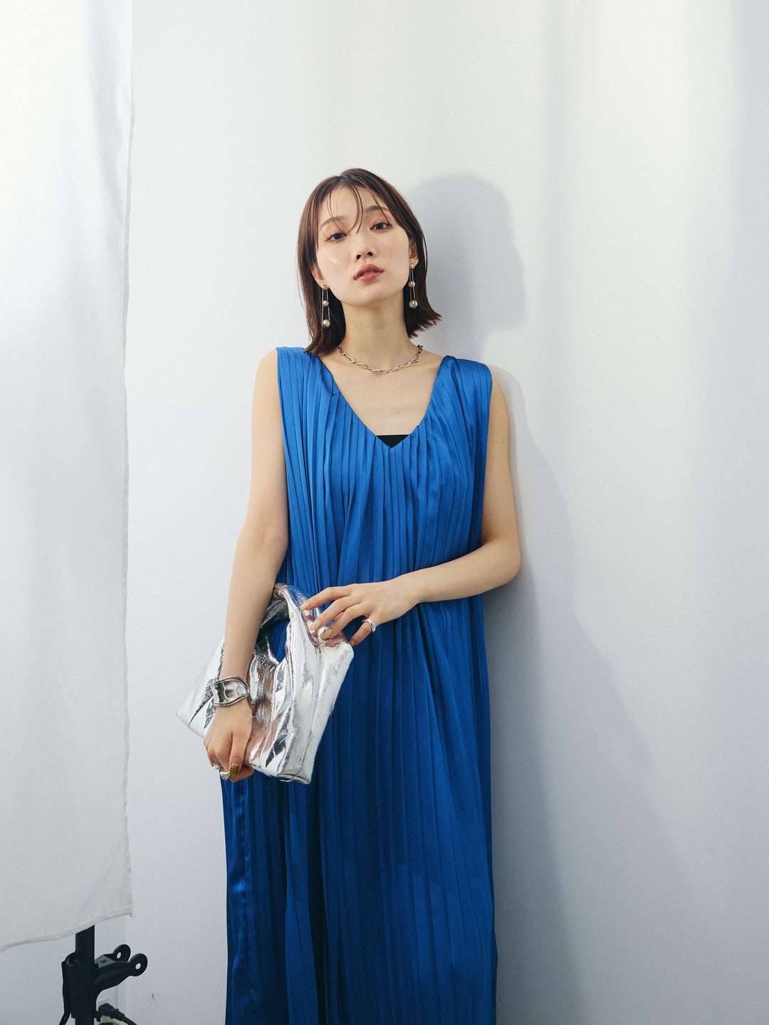 [予約]サテンプリーツVネックワンピース/ブルー