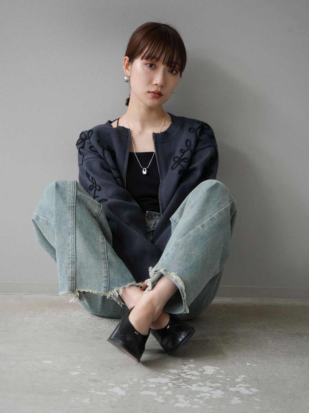 [SET]コード刺繍コットンニットジップカーディガン+ダブルストラップカットリブブラキャミソール+ベルトアシンメトリーダメージデニム(3set)