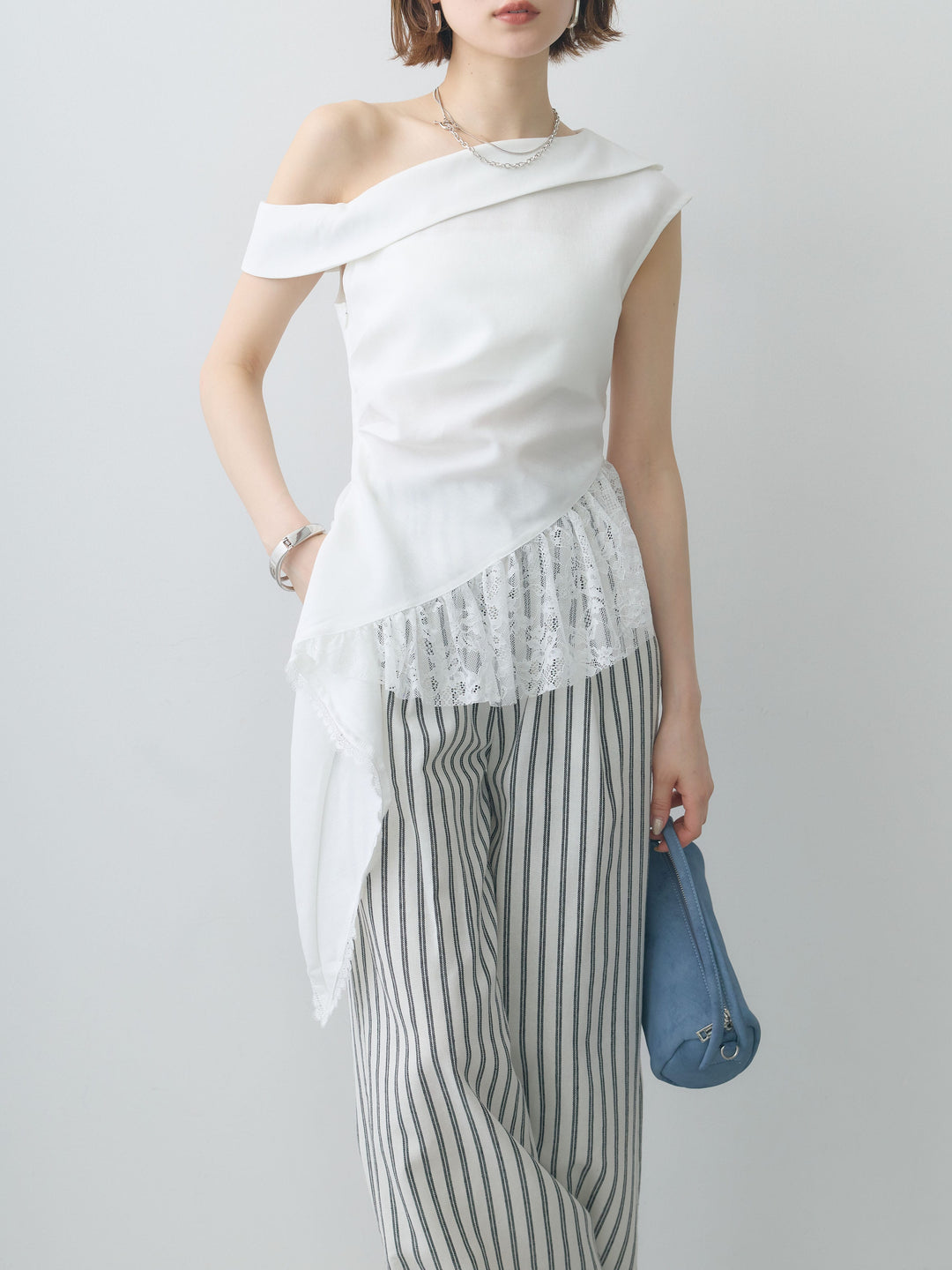 [予約]アシンメトリーラッフルレースヘムトップス/white