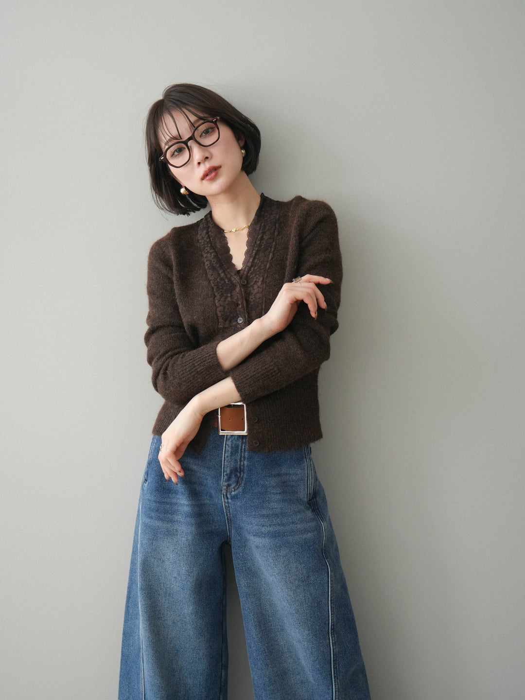 【預購】蕾絲領緊身針織開襟衫 / 棕色