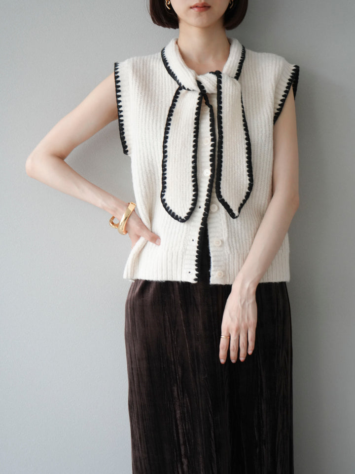 [予約]ステッチデザインボウタイニットベスト/アイボリー