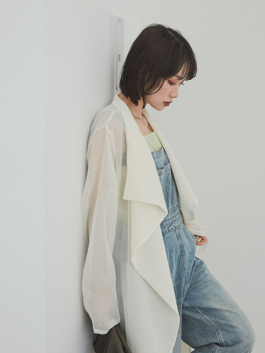 [SET] 中縫牛仔背帶褲 + 透視長版外套（2 件組）