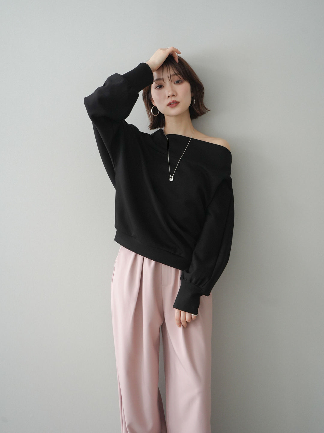 [予約]アシンメトリーオフショルポンチプルオーバー/black